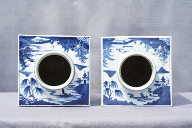 Une paire de pots de forme carr&eacute;e en porcelaine de Chine en bleu et blanc, 19&egrave;me