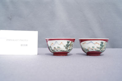 Une paire de tasses et soucoupes en porcelaine de Chine famille rose &agrave; fond rouge de rubis, Yongzheng