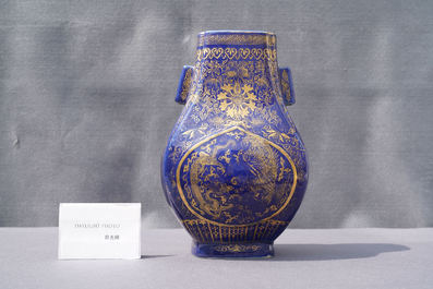 Un vase de forme fanghu en porcelaine de Chine bleu monochrome &agrave; d&eacute;cor dor&eacute; de dragons et ph&eacute;nix, marque et &eacute;poque de Guangxu