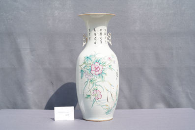 Un vase en porcelaine de Chine famille rose &agrave; d&eacute;cor figuratif et floral, 19/20&egrave;me