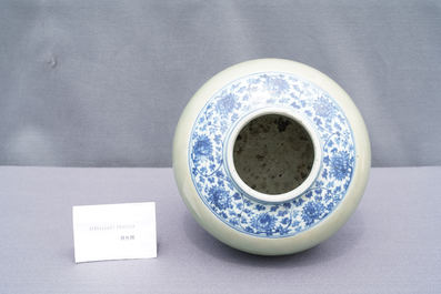 Un vase en porcelaine de Chine en bleu et blanc &agrave; fond c&eacute;ladon, Ming