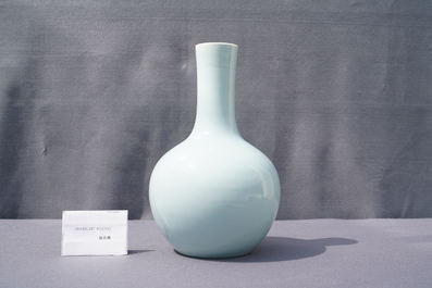 Un vase de forme bouteille en porcelaine de Chine clair de lune monochrome &agrave; d&eacute;cor incis&eacute;, 19/20&egrave;me