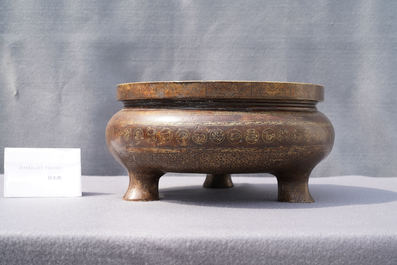 Een Chinese deels vergulde bronzen driepotige wierookbrander, Xuande merk, Qing