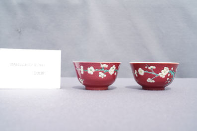 Une paire de tasses et soucoupes en porcelaine de Chine famille rose &agrave; fond rouge de rubis, Yongzheng