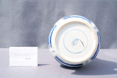Een Chinese flesvormige blauw-witte vaas met floraal decor, Kangxi