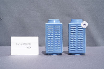 Une paire de vases de forme 'cong' en porcelaine de Chine bleu de lavande monochrome, marque de Qianlong, R&eacute;publique