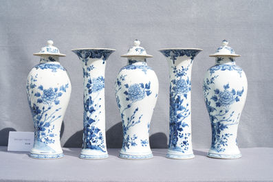 Een Chinees vijfdelig blauw-wit kaststel met floraal decor, Qianlong