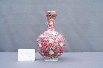 Un vase de forme bouteille en porcelaine de Chine &agrave; fond rouge de rubis, marque de Qianlong, 19/20&egrave;me