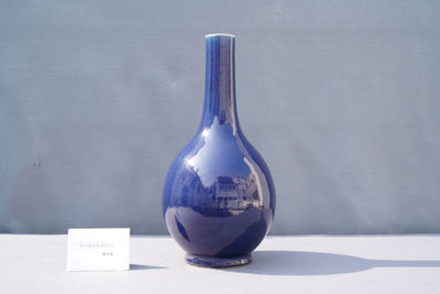 Een Chinese monochrome blauwe flesvormige vaas, Qianlong merk en periode