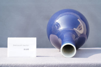 Un vase de forme bouteille en porcelaine de Chine bleu monochrome, marque et &eacute;poque de Qianlong