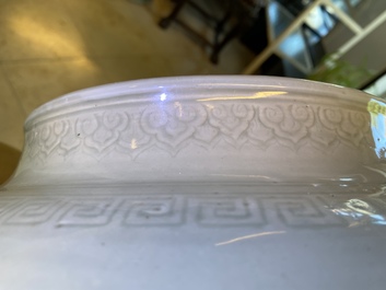 Een bolle Chinese monochrome celadon 'draken' vaas, Kangxi