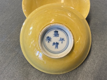 Een paar Chinese monochrome gele kommen, Jiajing merk en periode