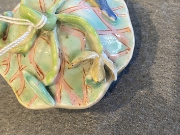 Une bo&icirc;te &agrave; th&eacute; couverte en porcelaine de Chine famille rose en forme de lotus, Yongzheng