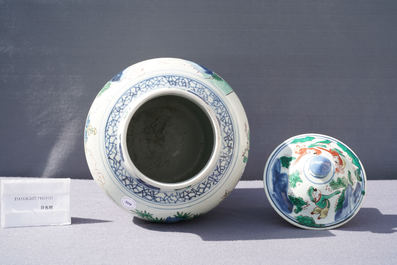 Un vase couvert en porcelaine de Chine wucai, &eacute;poque Transition