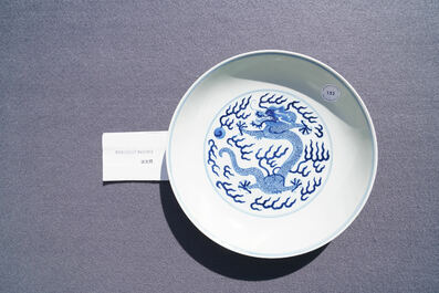 Un plat en porcelaine de Chine en bleu et blanc &agrave; d&eacute;cor d'un dragon, marque et &eacute;poque de Tongzhi