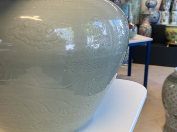 Un vase de forme globulaire en porcelaine de Chine c&eacute;ladon monochrome &agrave; d&eacute;cor de dragons, Kangxi