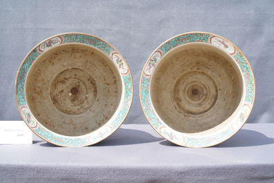 Une paire de jardini&egrave;res en porcelaine de Chine famille rose sur leurs supports, 19&egrave;me