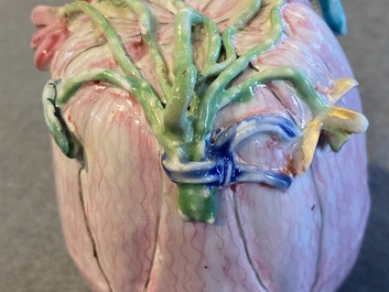 Une bo&icirc;te &agrave; th&eacute; couverte en porcelaine de Chine famille rose en forme de lotus, Yongzheng