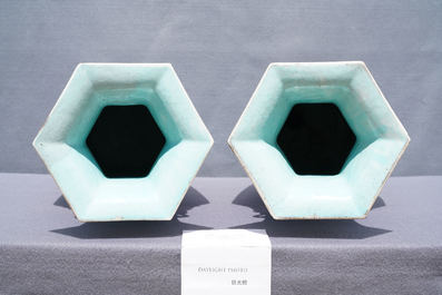 Une paire de vases de forme hexagonale en porcelaine de Chine famille rose, 19&egrave;me