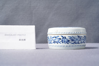 A round Chinese blue and white box and cover, Kangxi