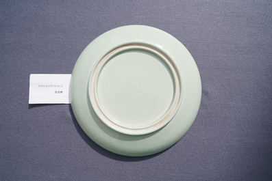 Un plat en porcelaine de Chine c&eacute;ladon monochrome en forme de chrysanth&egrave;me, Jingdezhen, dat&eacute; 1954