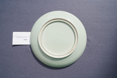 Een Chinese celadon-geglazuurde schotel in de vorm van een chrysant, Jingdezhen merk, gedat. 1954