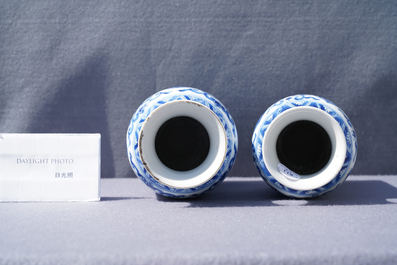 Twee Chinese blauw-witte rouleau vazen met horizontale vlakverdeling met draken, Kangxi