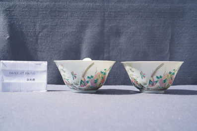 Une paire de bols en porcelaine de Chine famille rose &agrave; d&eacute;cor de faisans, marque de Qianlong, R&eacute;publique