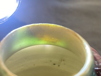 Une bo&icirc;te &agrave; th&eacute; couverte en porcelaine de Chine famille rose en forme de lotus, Yongzheng