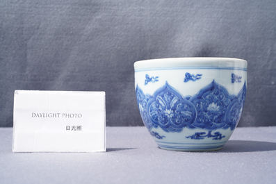 Une petite jardini&egrave;re en porcelaine de Chine en bleu et blanc, Kangxi