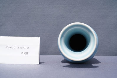 Un vase en porcelaine de Chine bleu de lavande monochrome, marque de Kangxi, 19&egrave;me