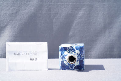 Une bouteille de forme carr&eacute;e en porcelaine de Chine en bleu et blanc, Wanli