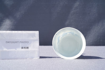 Un bol sur piedouche en porcelaine de Chine en bleu et blanc &agrave; d&eacute;cor de joueurs de go, &eacute;poque Transition