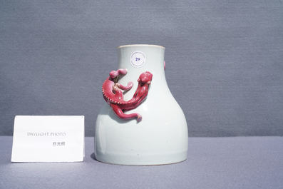 Un vase en porcelaine de Chine famille rose, marque de Yongzheng, 19/20&egrave;me