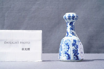 Un petit vase ou base de narguil&eacute; miniature en porcelaine de Chine en bleu et blanc, Kangxi