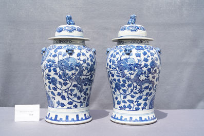Twee paar Chinese blauw-witte en famille verte dekselvazen, 19/20e eeuw