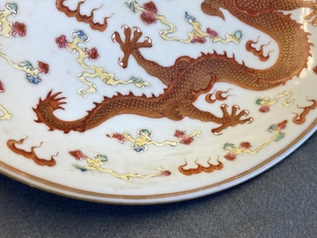Un plat en porcelaine de Chine famille rose &agrave; d&eacute;cor de dragons, marque et &eacute;poque de Guangxu