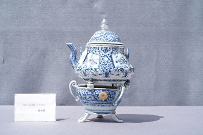 Une tr&egrave;s rare th&eacute;i&egrave;re sur r&eacute;chaud en porcelaine Arita en bleu et blanc dans le style de Delft, Japon, Edo, ca. 1750