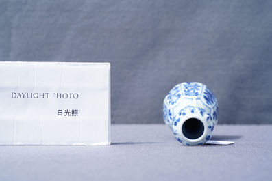 Un petit vase ou base de narguil&eacute; miniature en porcelaine de Chine en bleu et blanc, Kangxi