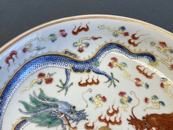 Een Chinese famille rose 'draken' schotel, Guangxu merk en periode