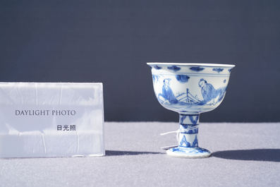 Un bol sur piedouche en porcelaine de Chine en bleu et blanc &agrave; d&eacute;cor de joueurs de go, &eacute;poque Transition