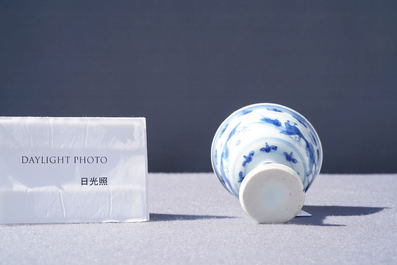 Un bol sur piedouche en porcelaine de Chine en bleu et blanc &agrave; d&eacute;cor de joueurs de go, &eacute;poque Transition