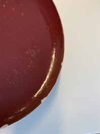 Drie Chinese monochrome robijn- en koperrode borden, Qianlong en later