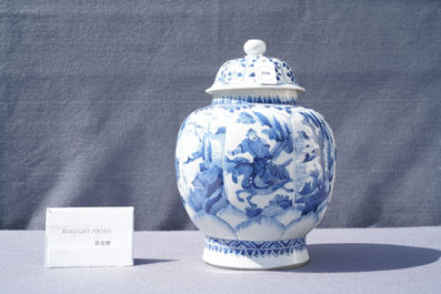 Un vase couvert en porcelaine de Chine en bleu et blanc &agrave; d&eacute;cor de cavaliers, Kangxi