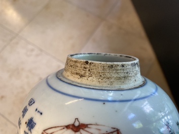 Un vase en porcelaine de Chine wucai &agrave; d&eacute;cor de 'Hongfu', &eacute;poque Transition