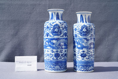 Twee Chinese blauw-witte rouleau vazen met horizontale vlakverdeling met draken, Kangxi