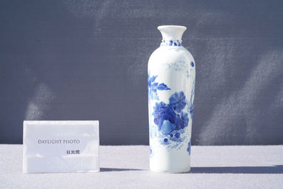Een Chinese blauw-witte rouleau vaas met een figuur in een landschap, Transitie periode