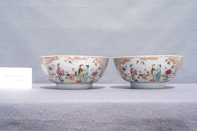 Une paire de bols en porcelaine de Chine famille rose &agrave; d&eacute;cor mandarin, Qianlong