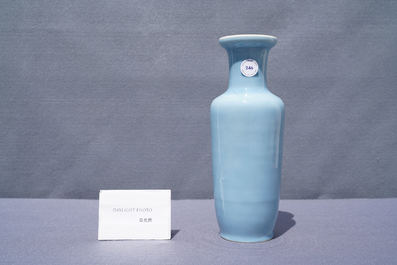 Un vase en porcelaine de Chine bleu de lavande monochrome, marque de Kangxi, 19&egrave;me