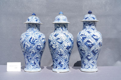 Een groot Chinees blauw-wit vijfdelig kaststel met landschappen en florale panelen, Kangxi